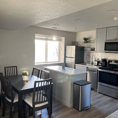 Above Ground Basement Apartment 2 Bedroom 1 B Retreat With Gorgeous View דרפר מראה חיצוני תמונה