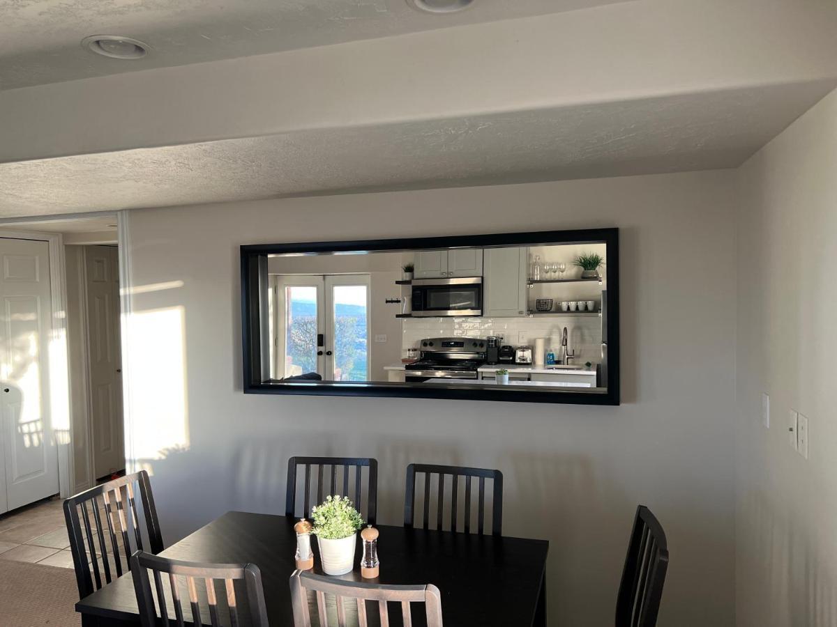 Above Ground Basement Apartment 2 Bedroom 1 B Retreat With Gorgeous View דרפר מראה חיצוני תמונה
