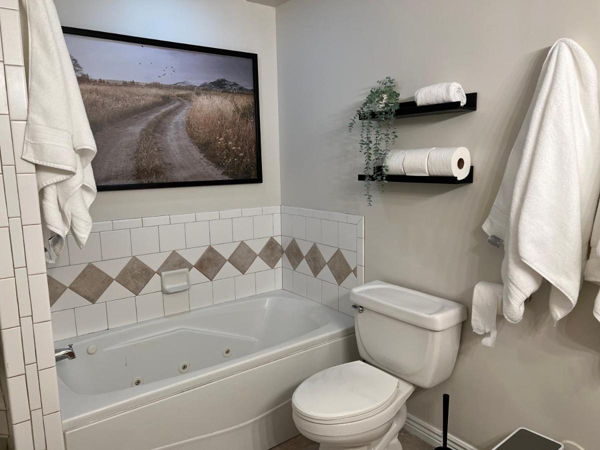 Above Ground Basement Apartment 2 Bedroom 1 B Retreat With Gorgeous View דרפר מראה חיצוני תמונה