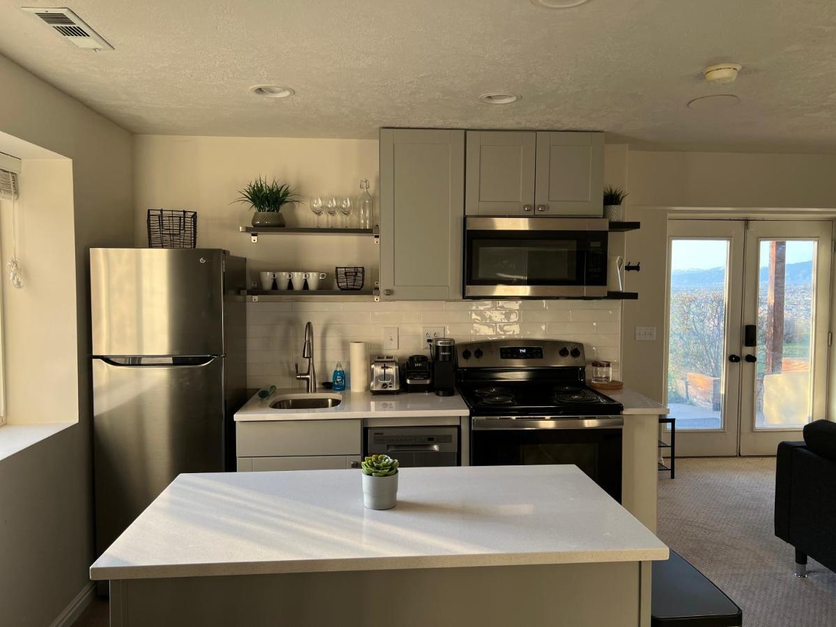 Above Ground Basement Apartment 2 Bedroom 1 B Retreat With Gorgeous View דרפר מראה חיצוני תמונה