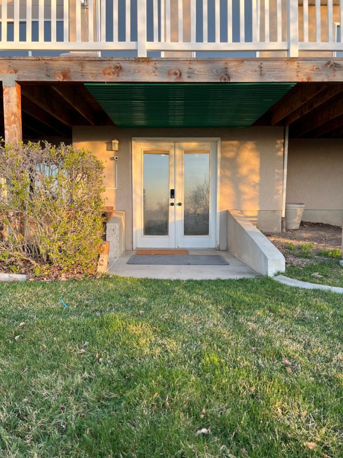 Above Ground Basement Apartment 2 Bedroom 1 B Retreat With Gorgeous View דרפר מראה חיצוני תמונה
